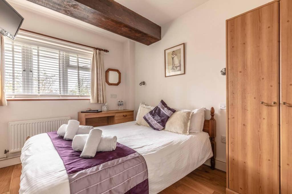 4 Bed 3 Baths In Windsor! Walk 2 The Sights! Legoland 5 Min Drive Holiday home
