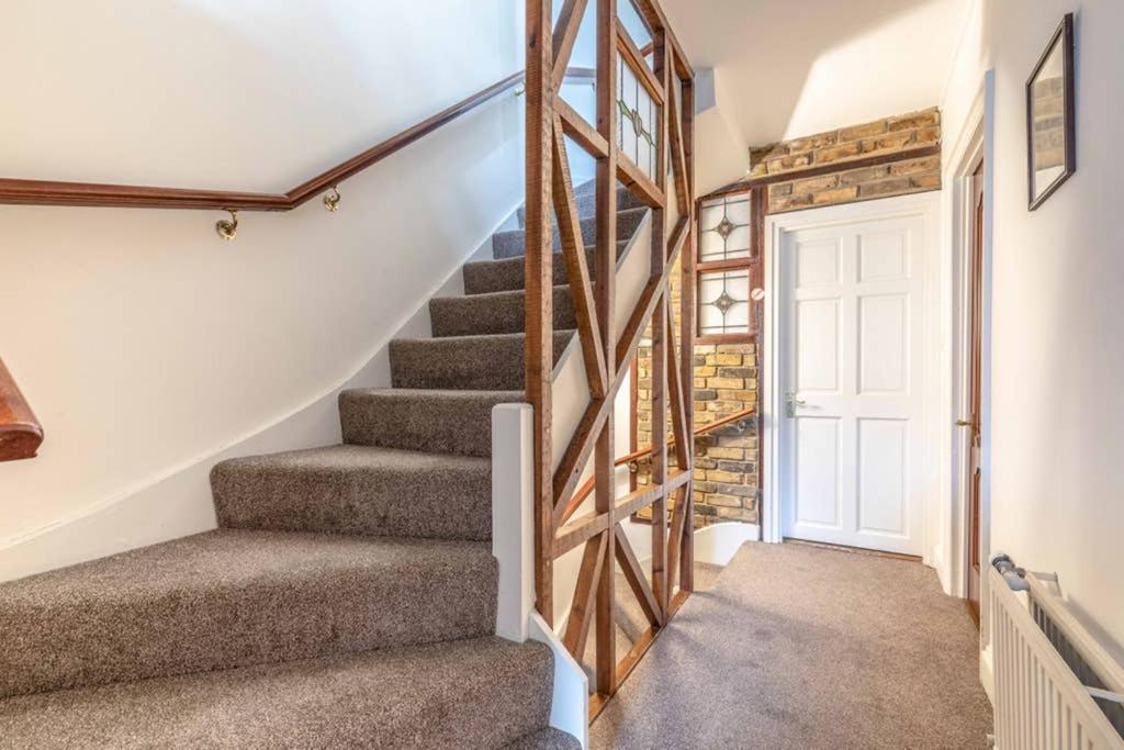 4 Bed 3 Baths In Windsor! Walk 2 The Sights! Legoland 5 Min Drive * Windsor