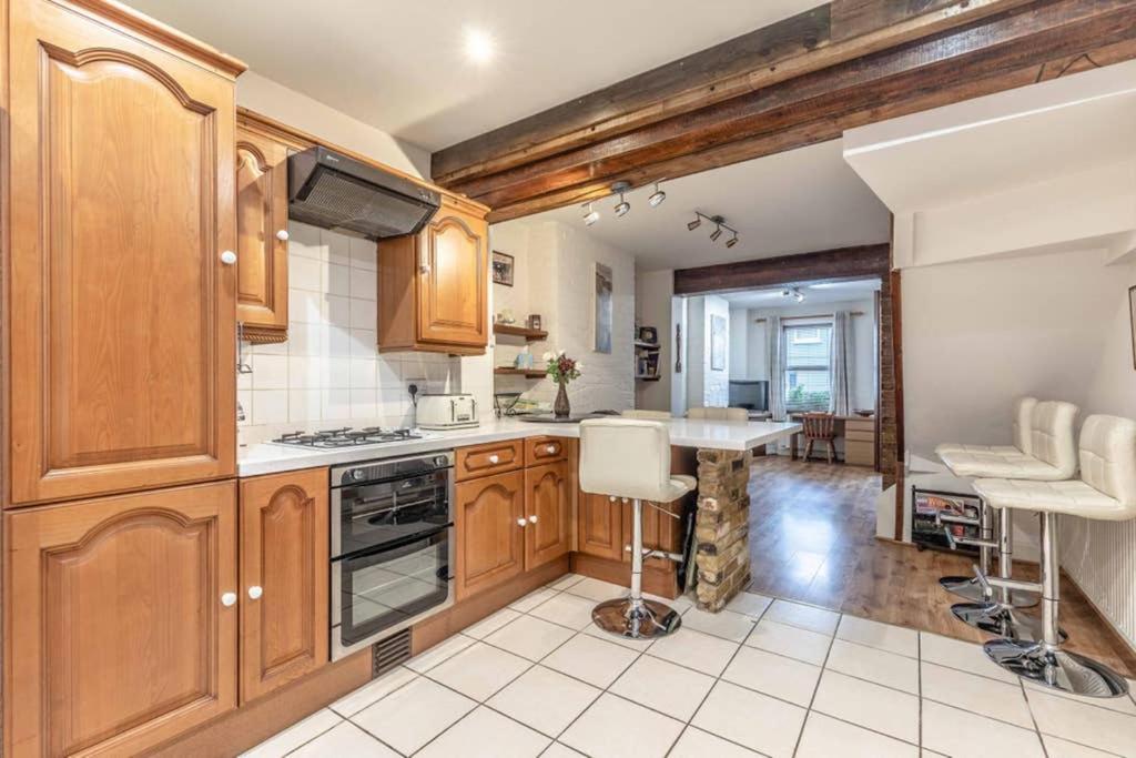 4 Bed 3 Baths In Windsor! Walk 2 The Sights! Legoland 5 Min Drive *