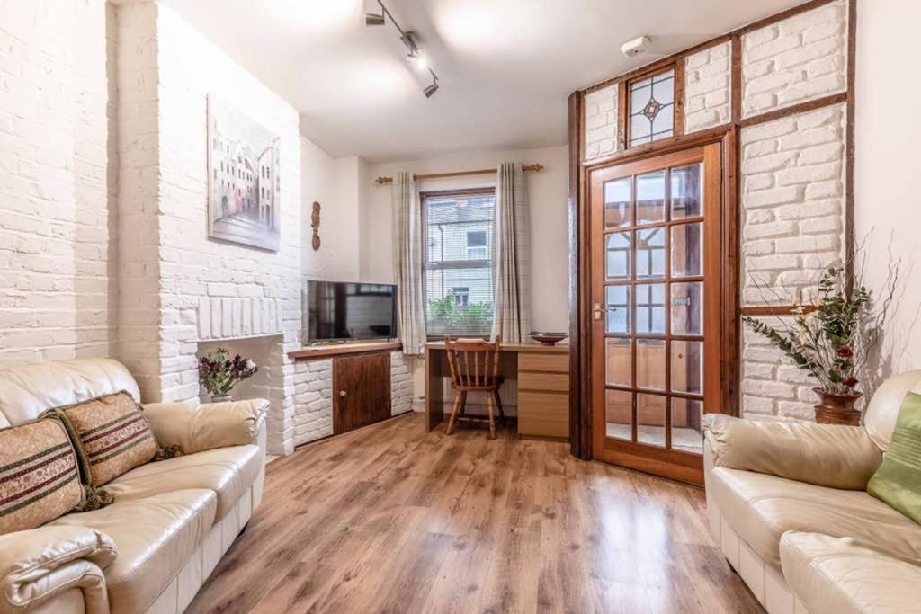 4 Bed 3 Baths In Windsor! Walk 2 The Sights! Legoland 5 Min Drive Holiday home