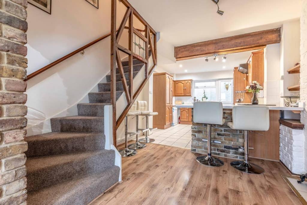 Holiday home 4 Bed 3 Baths In Windsor! Walk 2 The Sights! Legoland 5 Min Drive