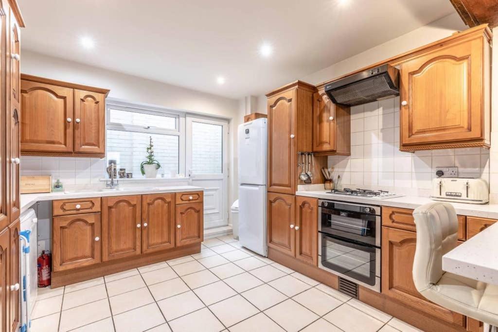 4 Bed 3 Baths In Windsor! Walk 2 The Sights! Legoland 5 Min Drive Windsor
