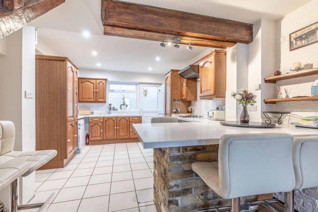 4 Bed 3 Baths In Windsor! Walk 2 The Sights! Legoland 5 Min Drive Holiday home *