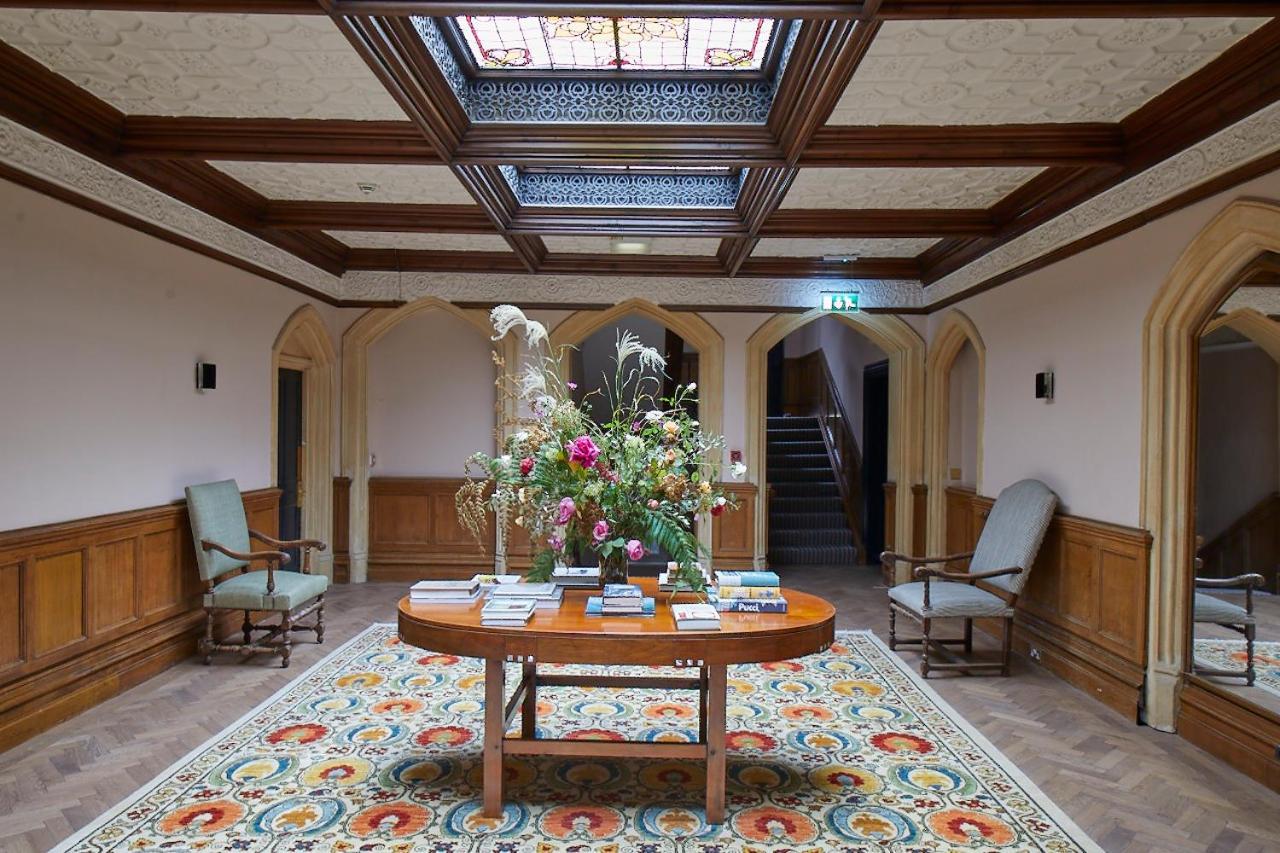 Oakley Court Hotel 4*