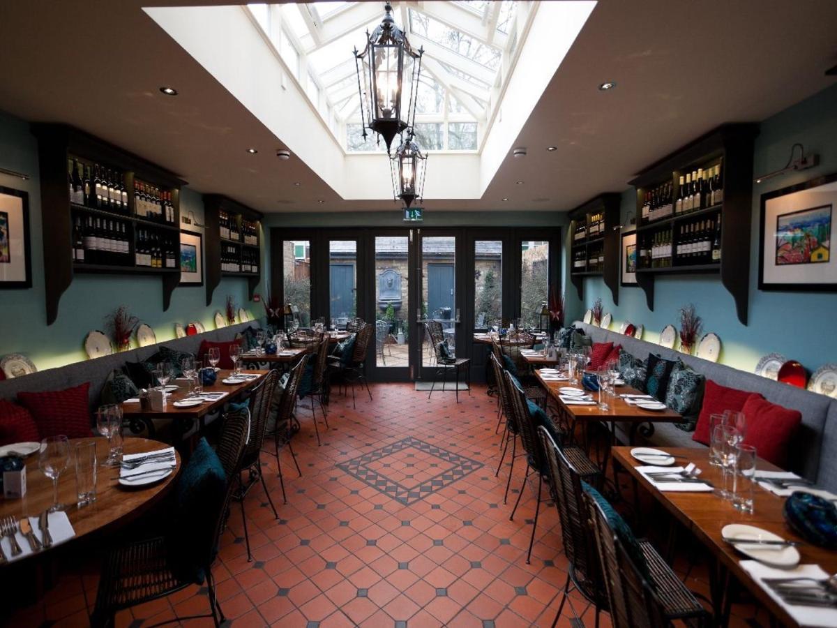 Gilbey's Bar, Restaurant & Townhouse Bed & Breakfast