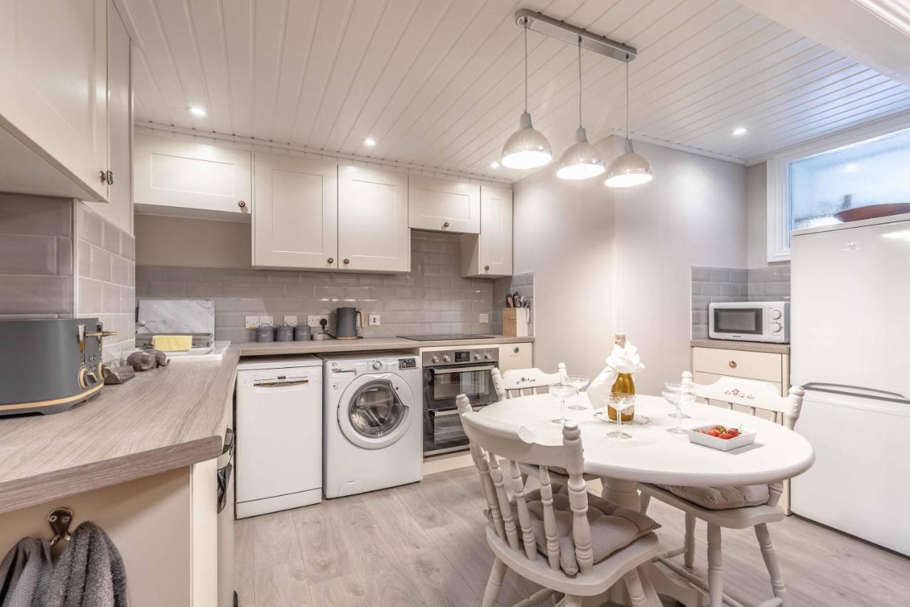 Windsor, 2 Bedroom 2 Bathroom, 5 Minutes To Castle Windsor
