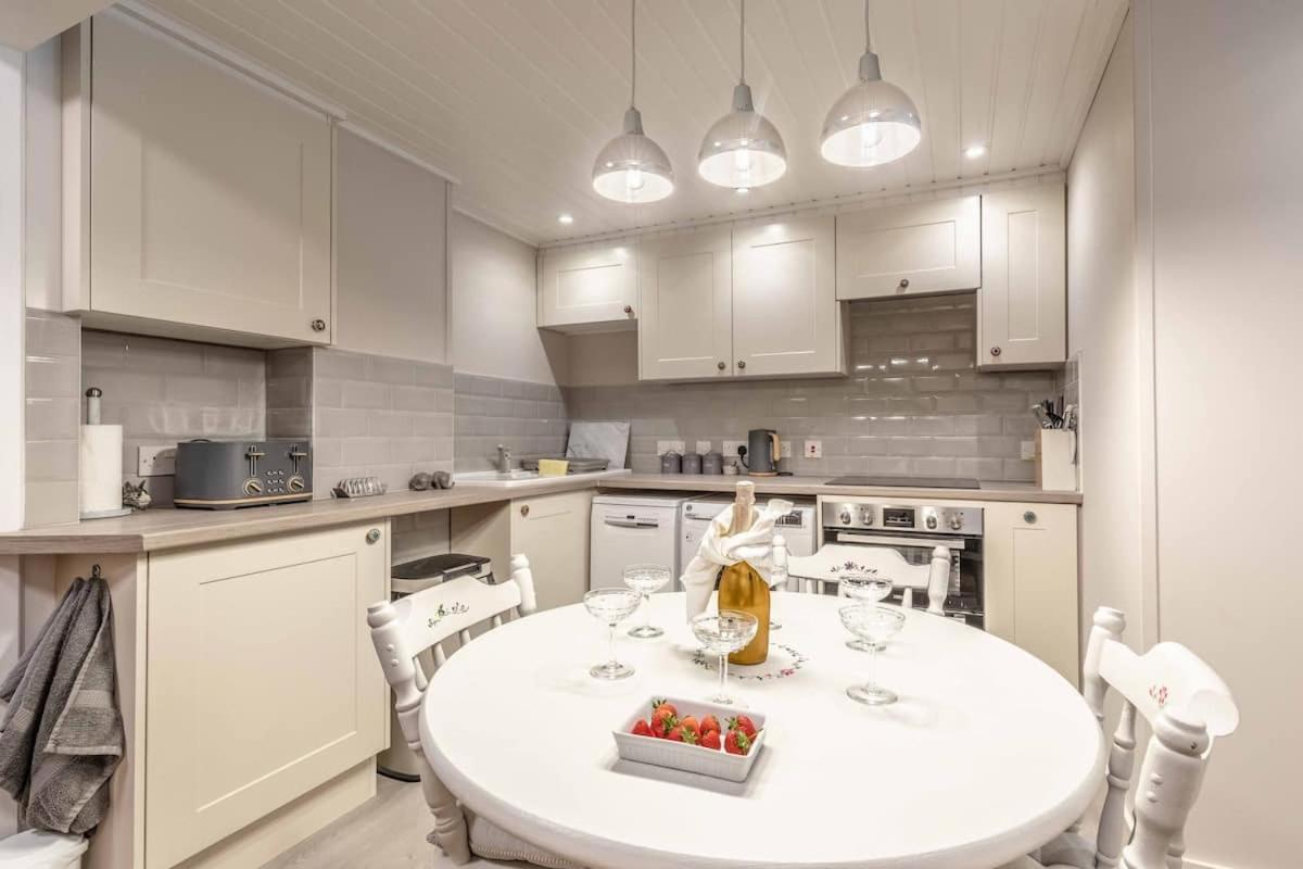 Windsor, 2 Bedroom 2 Bathroom, 5 Minutes To Castle Apartment Windsor