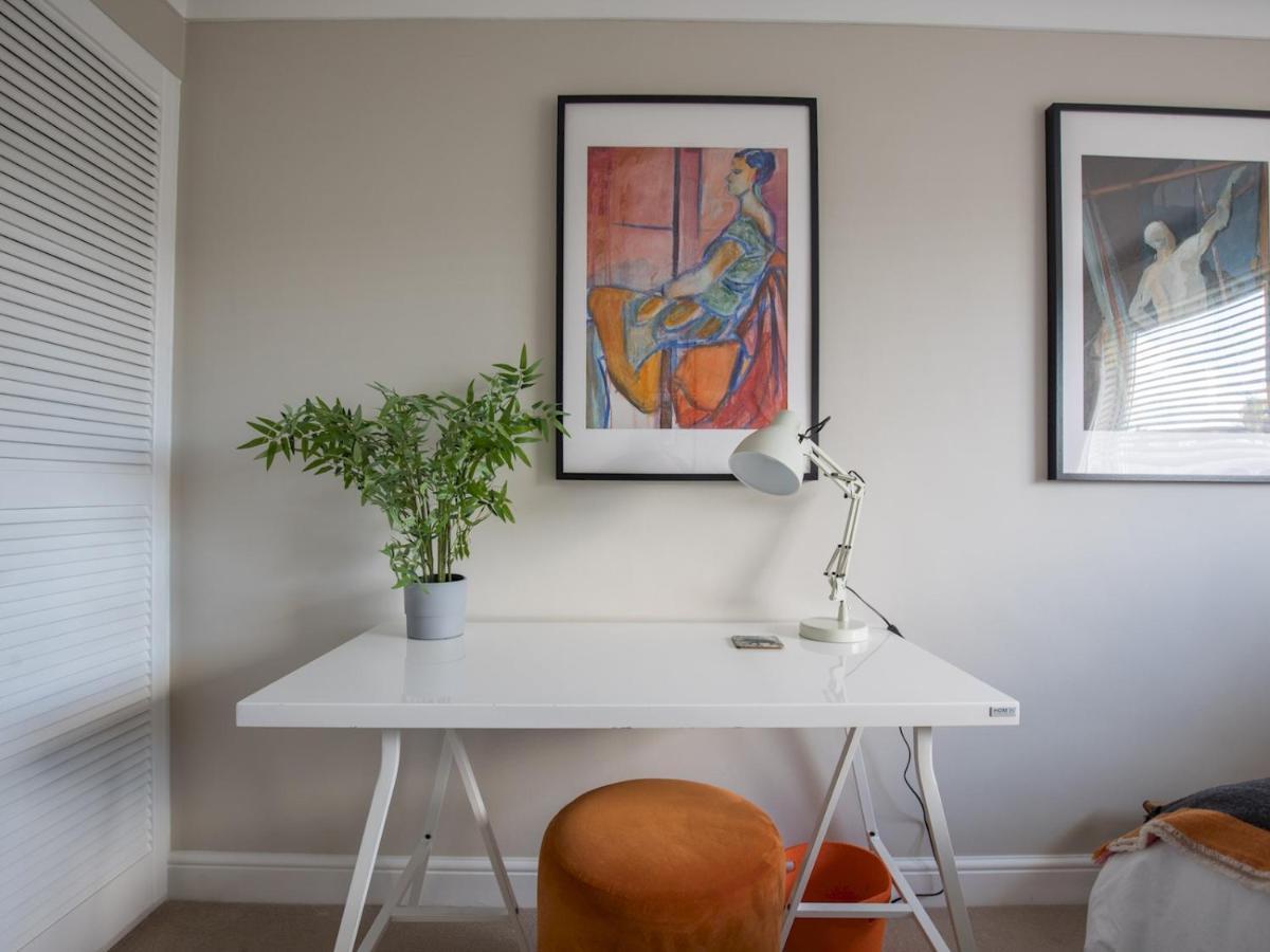 Pass The Keys Stylish 2 Bedroom Flat With Free Parking In Windsor