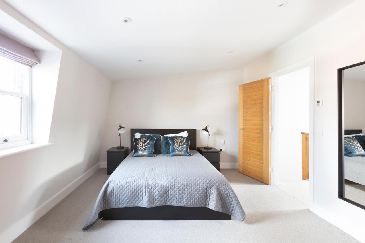 Fabulous Town House With Parking *