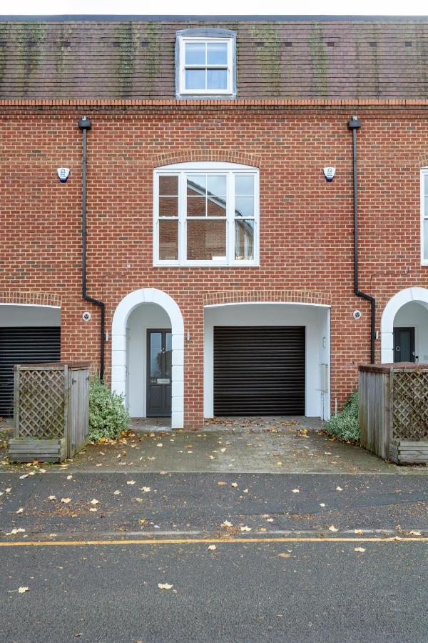 Fabulous Town House With Parking * Windsor