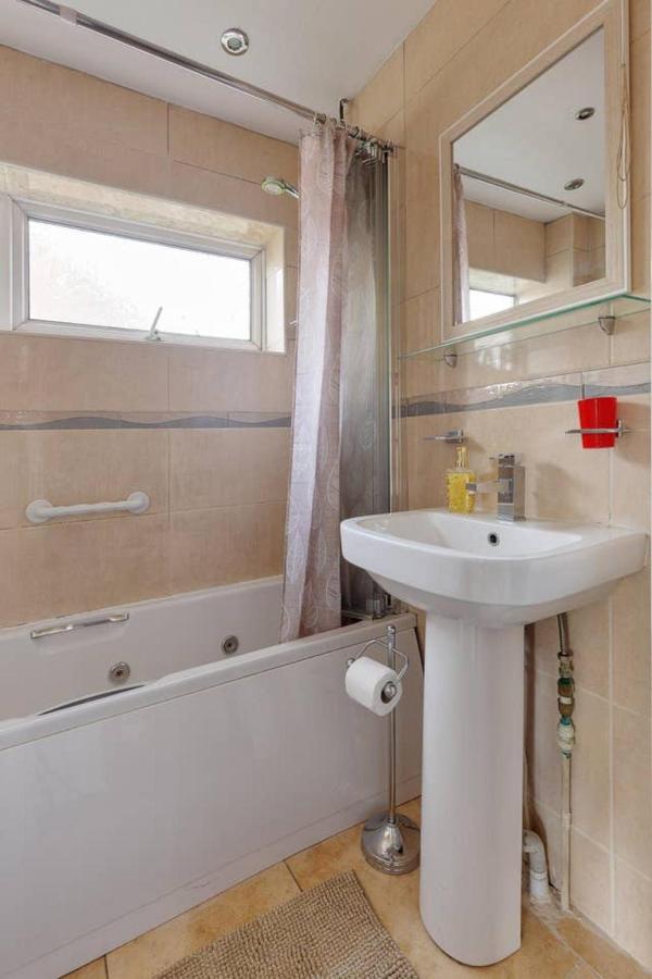 Cosy 3 Bed Home, Families And Contractors, Direct For Rates * Windsor