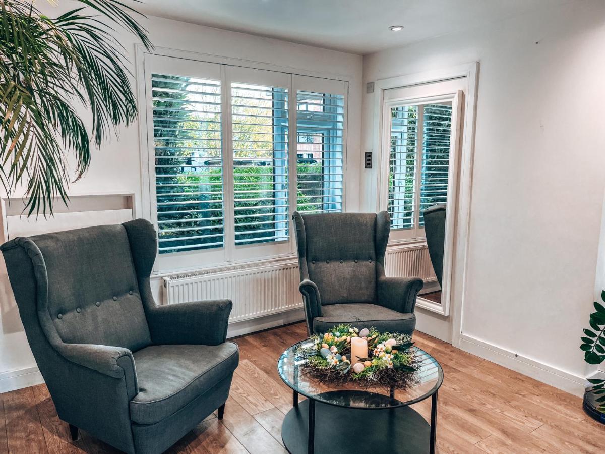 Modern Studio With Private Garden In Apartment *