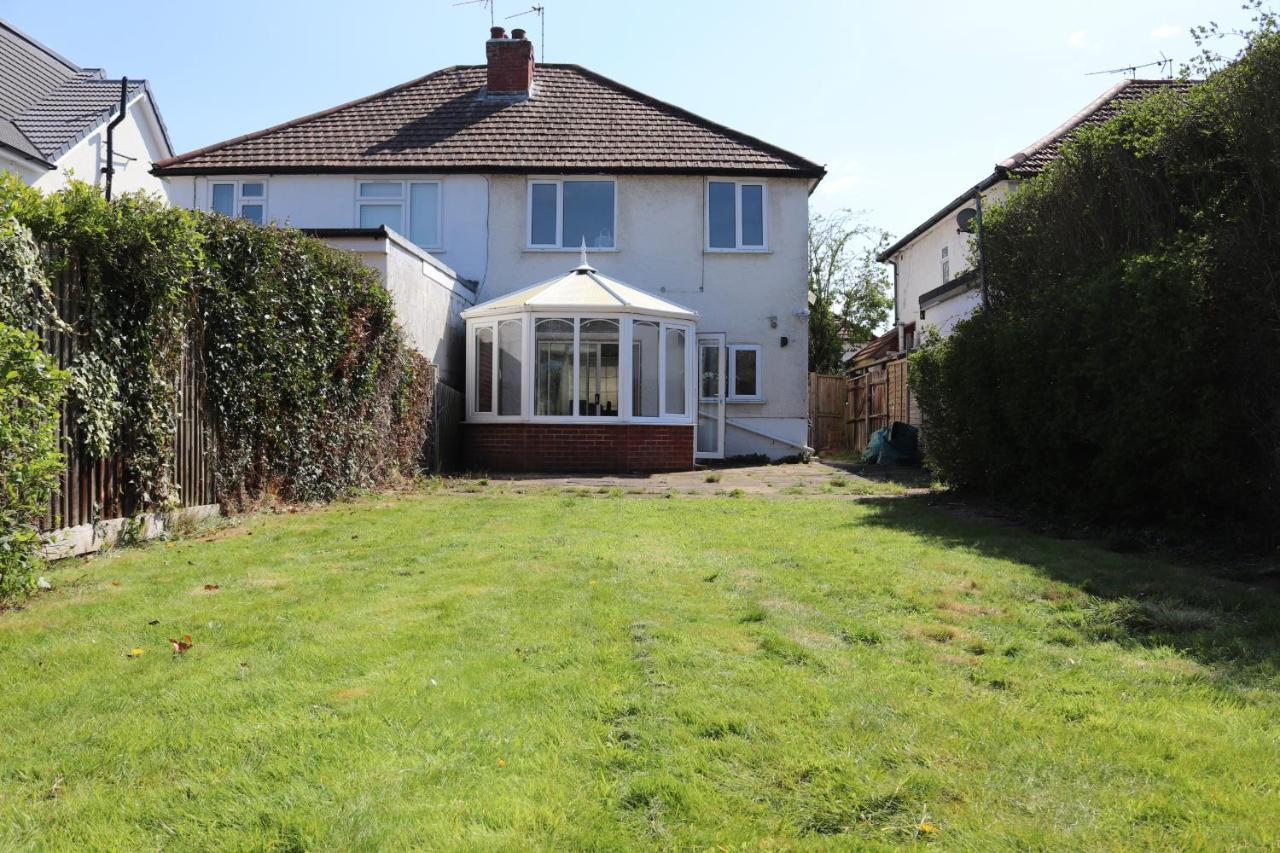 Large House For Relocating Families Contractors By Empire Lettings & Management Short Lets & Serviced With High Speed Wifi & Smart Tv With Netflix * Windsor