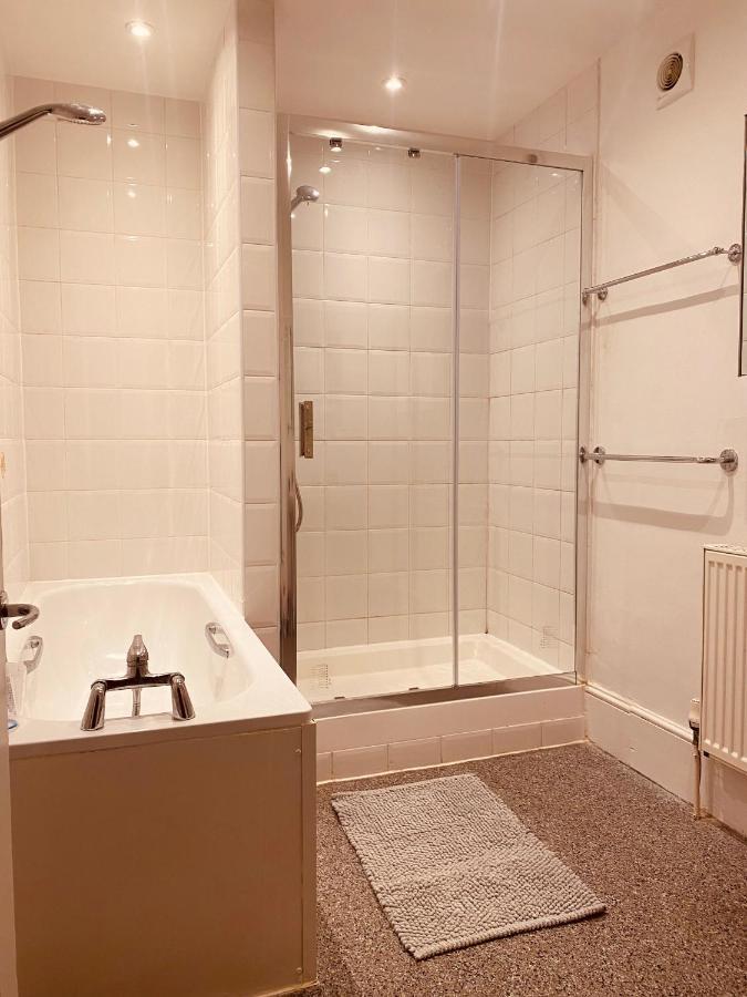 Royal Castle Retreat: Three-floor Near Attractions Windsor