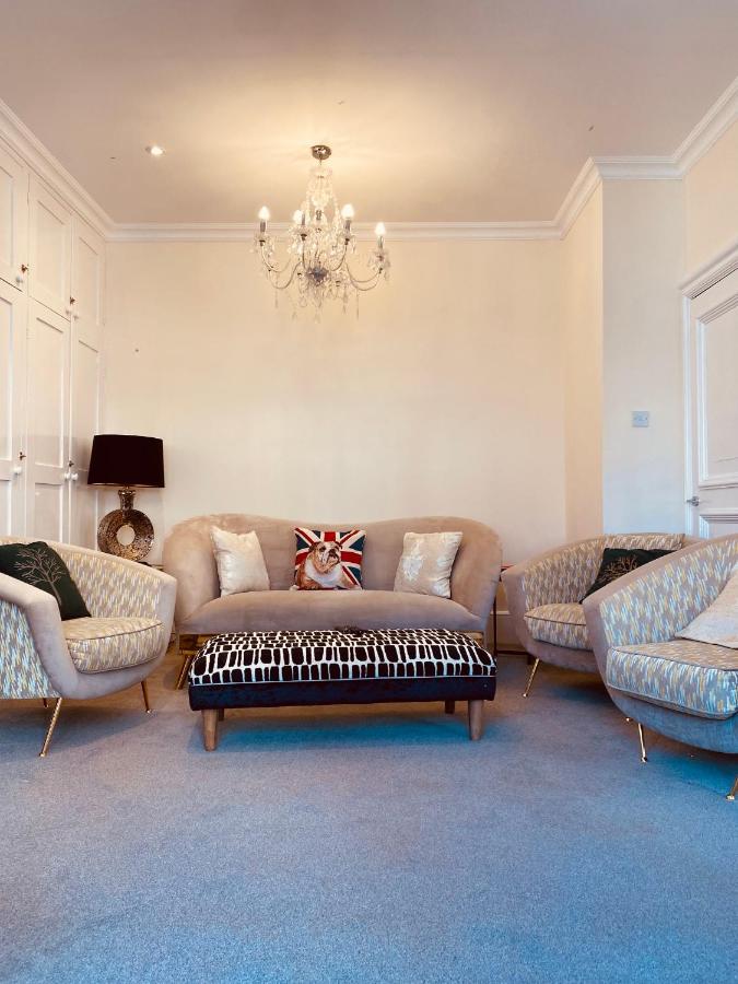 Royal Castle Retreat: Three-floor Near Attractions *