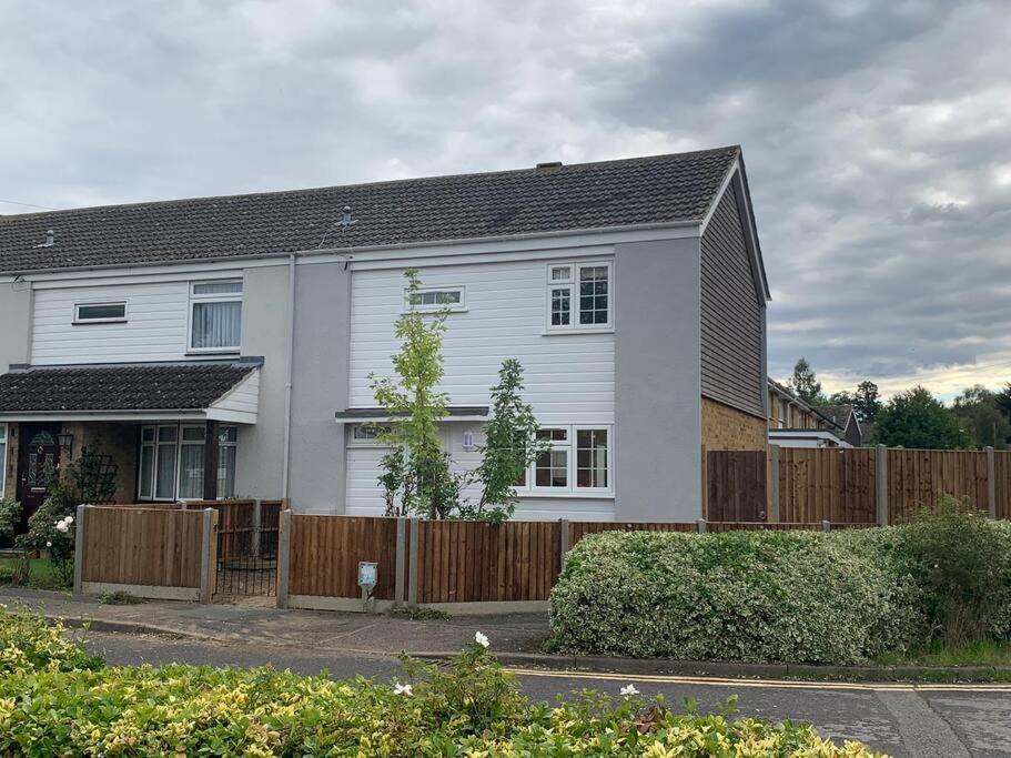 Apartment 3 Bedroom House With Parking And Garden Windsor