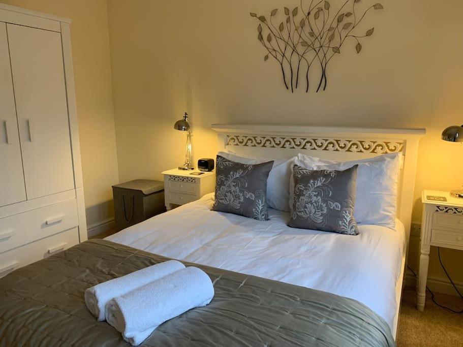 3 Bedroom House With Parking And Garden *