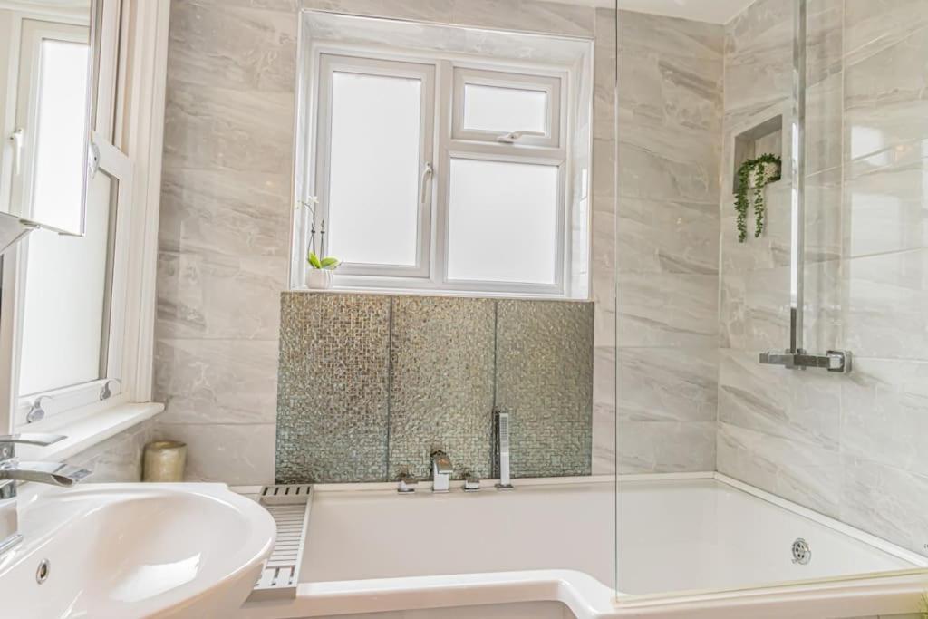 Charming 1 Bedroom Retreat In *