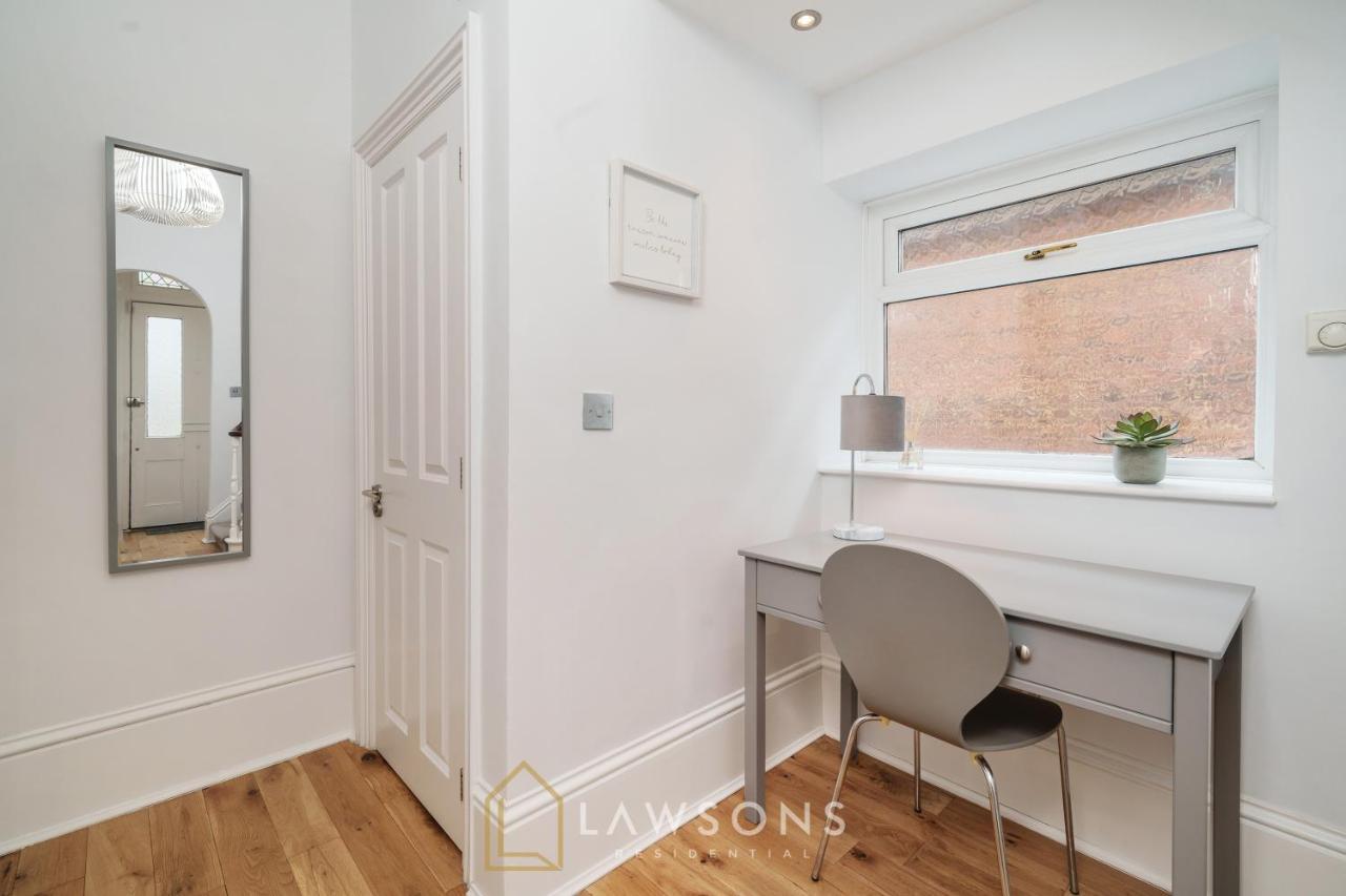 Living By Lawsons With Parking Holiday home *