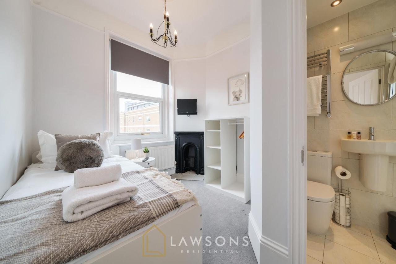 Holiday home Living By Lawsons With Parking