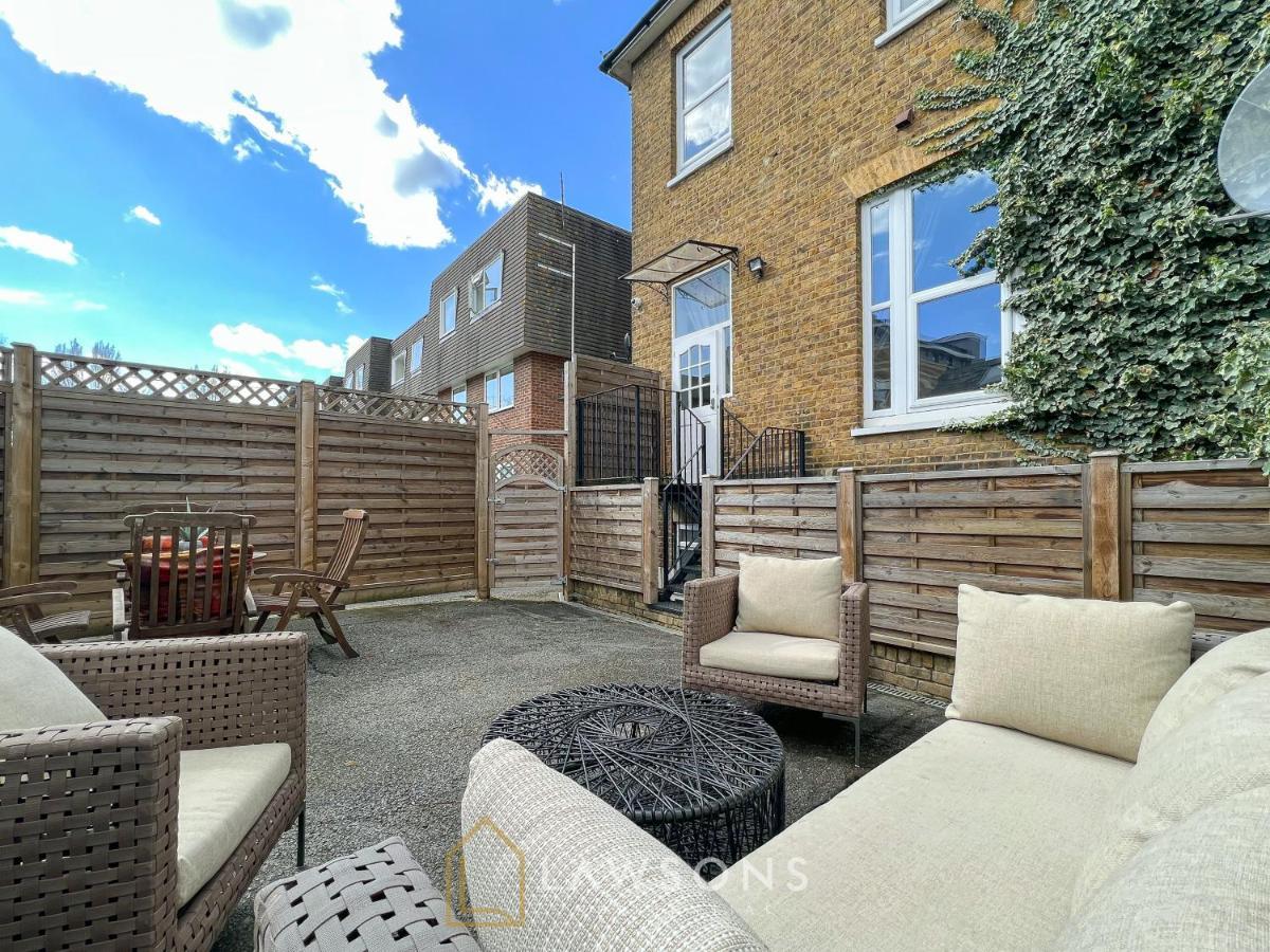 Living By Lawsons With Parking Holiday home