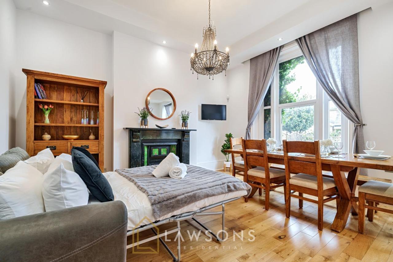 Holiday home Living By Lawsons With Parking