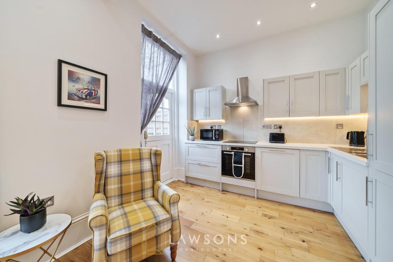 Living By Lawsons With Parking Holiday home
