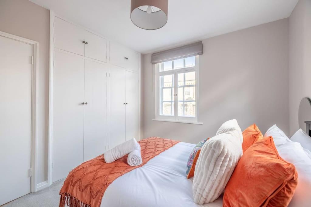 Castle Chic: 1br,parking Apartment Windsor
