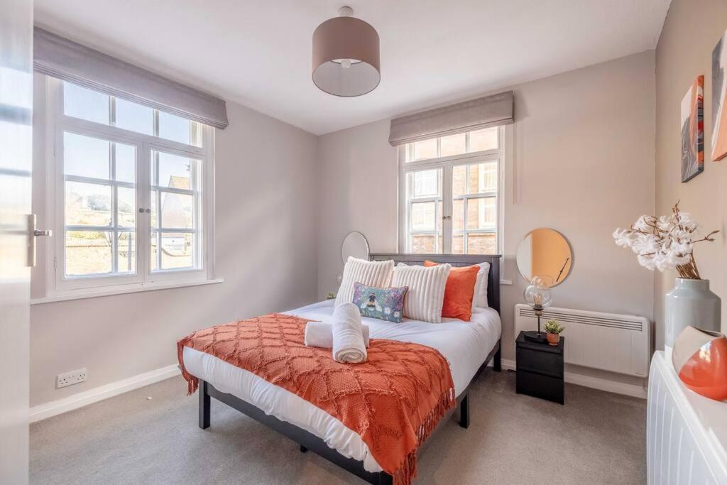 Castle Chic: 1br,parking Apartment *