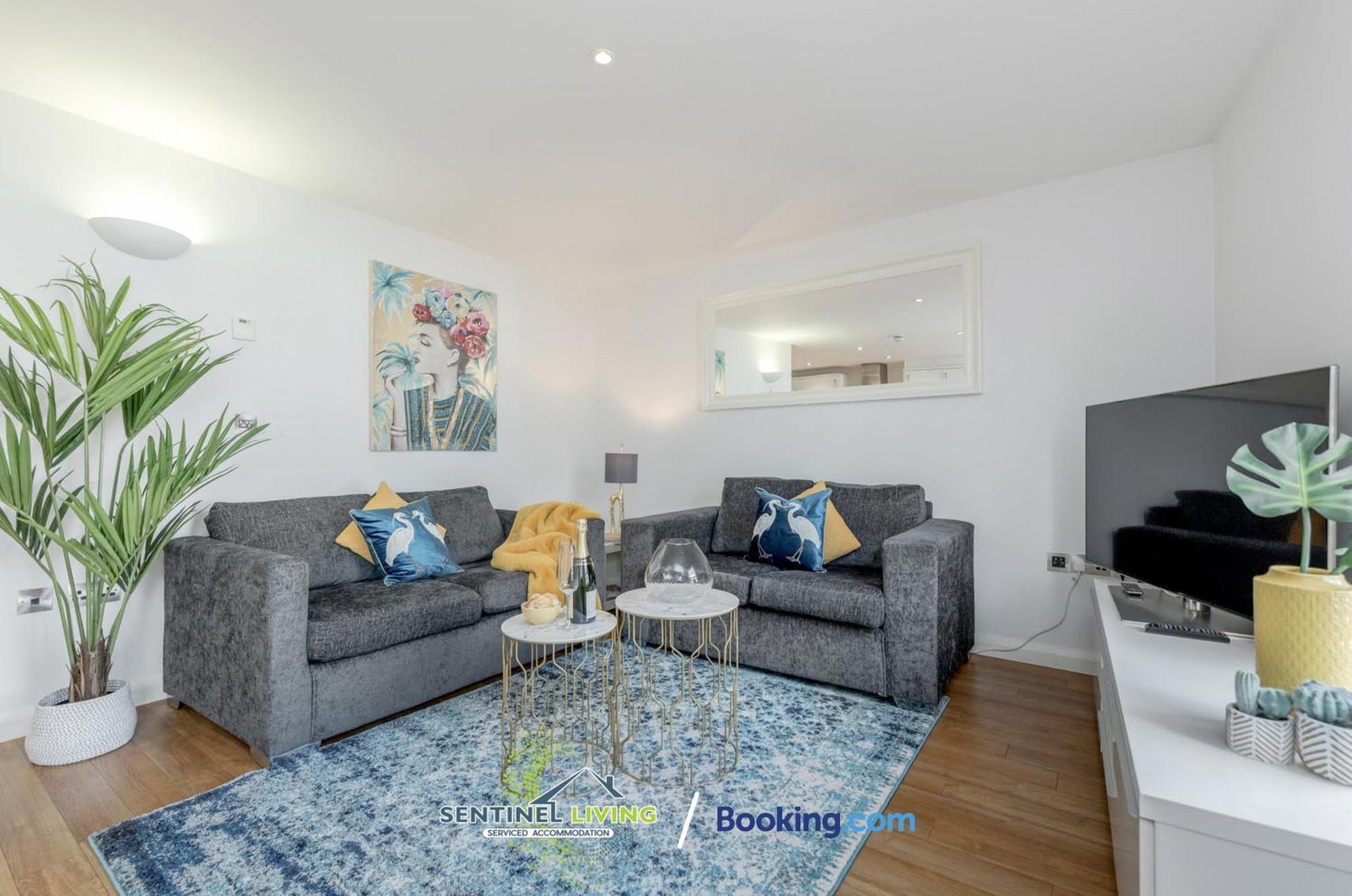 Sentinel: 2-bedroom Serviced With Free Wi-fi Apartment Windsor
