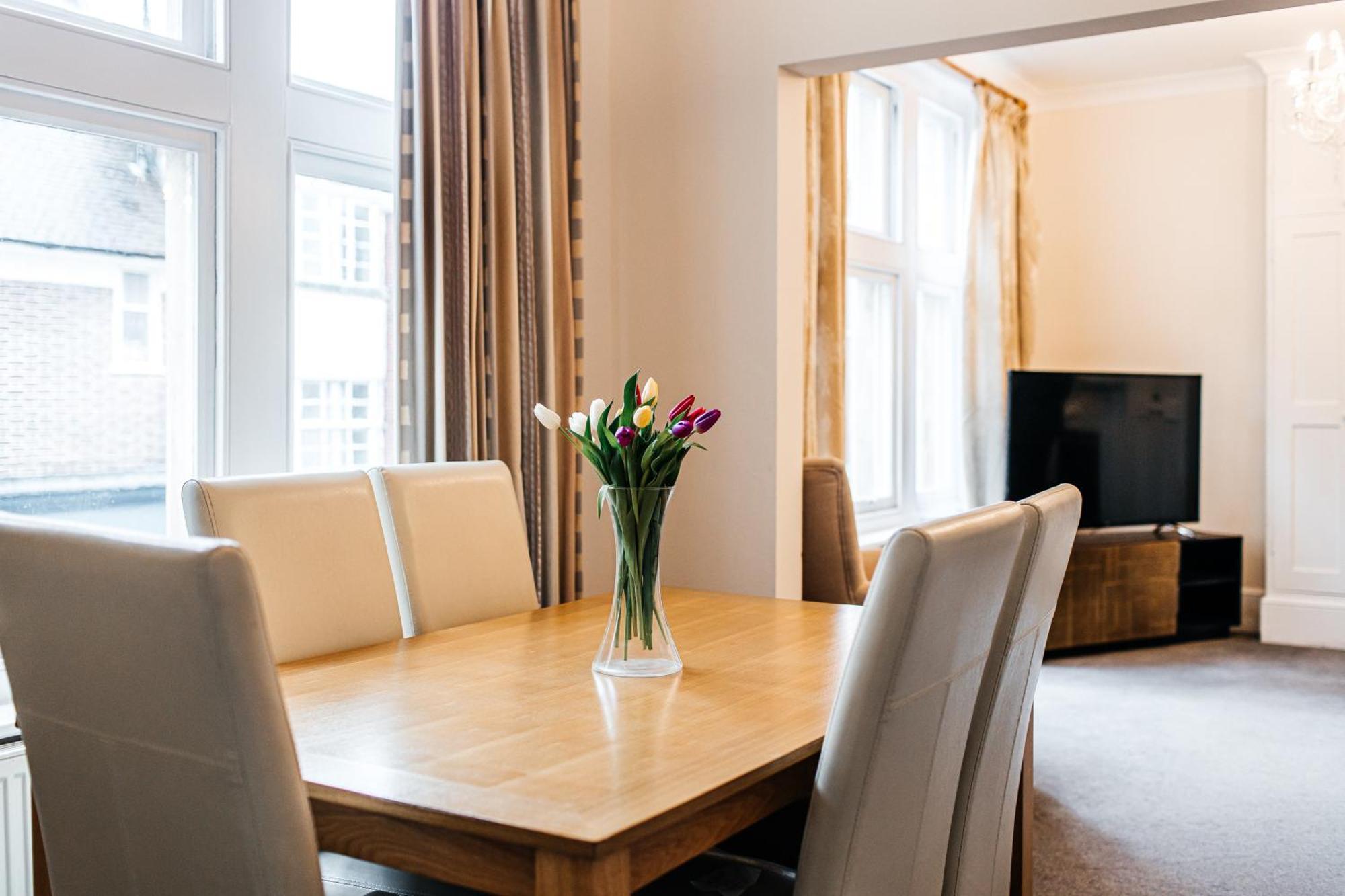 Royal Castle Retreat: Three-floor Near Attractions *