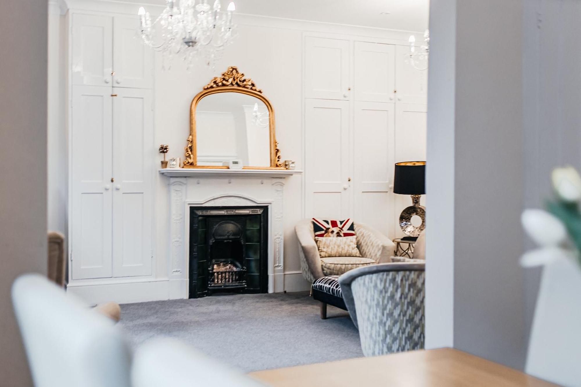 Royal Castle Retreat: Three-floor Near Attractions Windsor