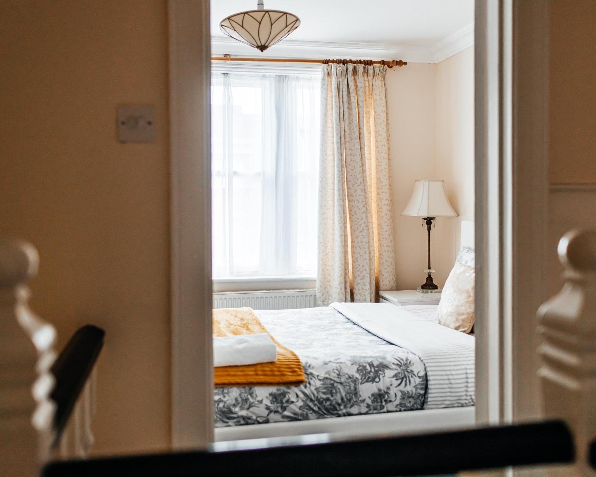 Royal Castle Retreat: Three-floor Near Attractions Windsor