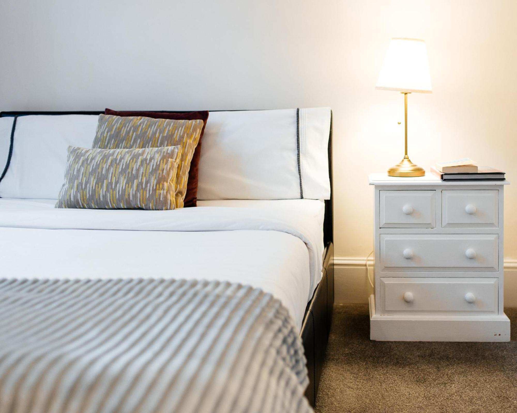 Royal Castle Retreat: Three-floor Near Attractions Apartment