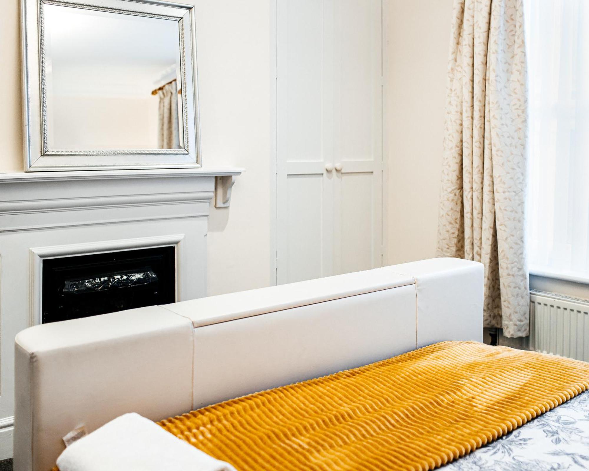 Royal Castle Retreat: Three-floor Near Attractions *