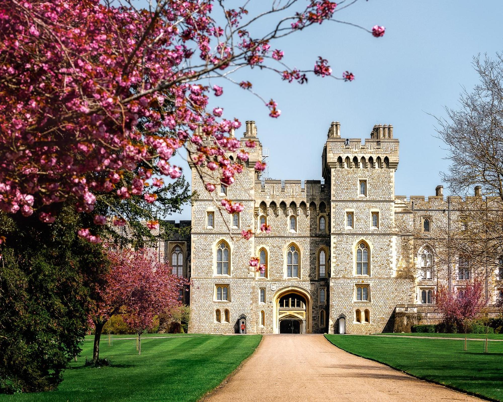 Royal Castle Retreat: Three-floor Near Attractions Apartment *