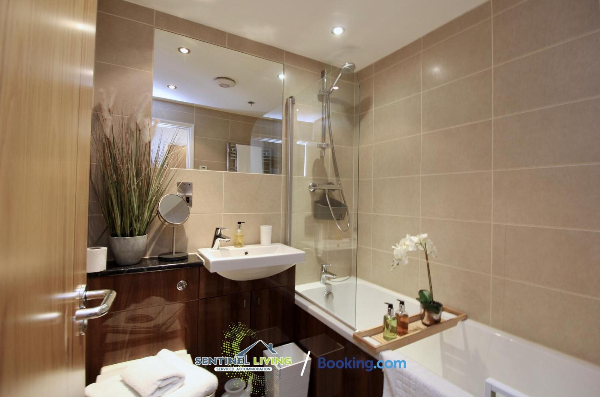 Sentinel: 2-bedroom Serviced With Free Wi-fi Apartment Windsor