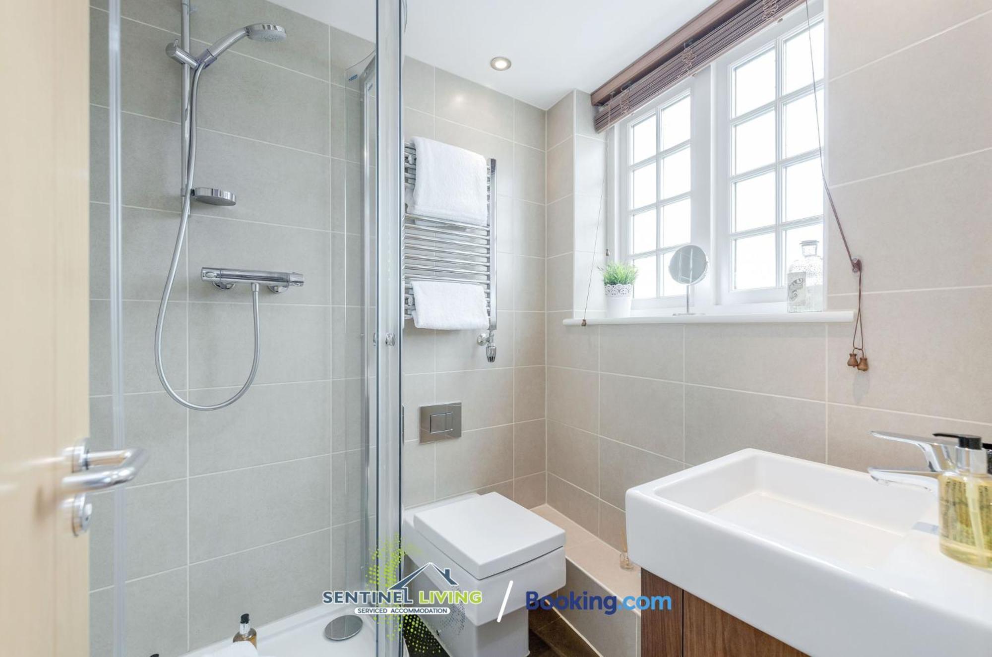 Apartment Sentinel: 2-bedroom Serviced With Free Wi-fi Windsor