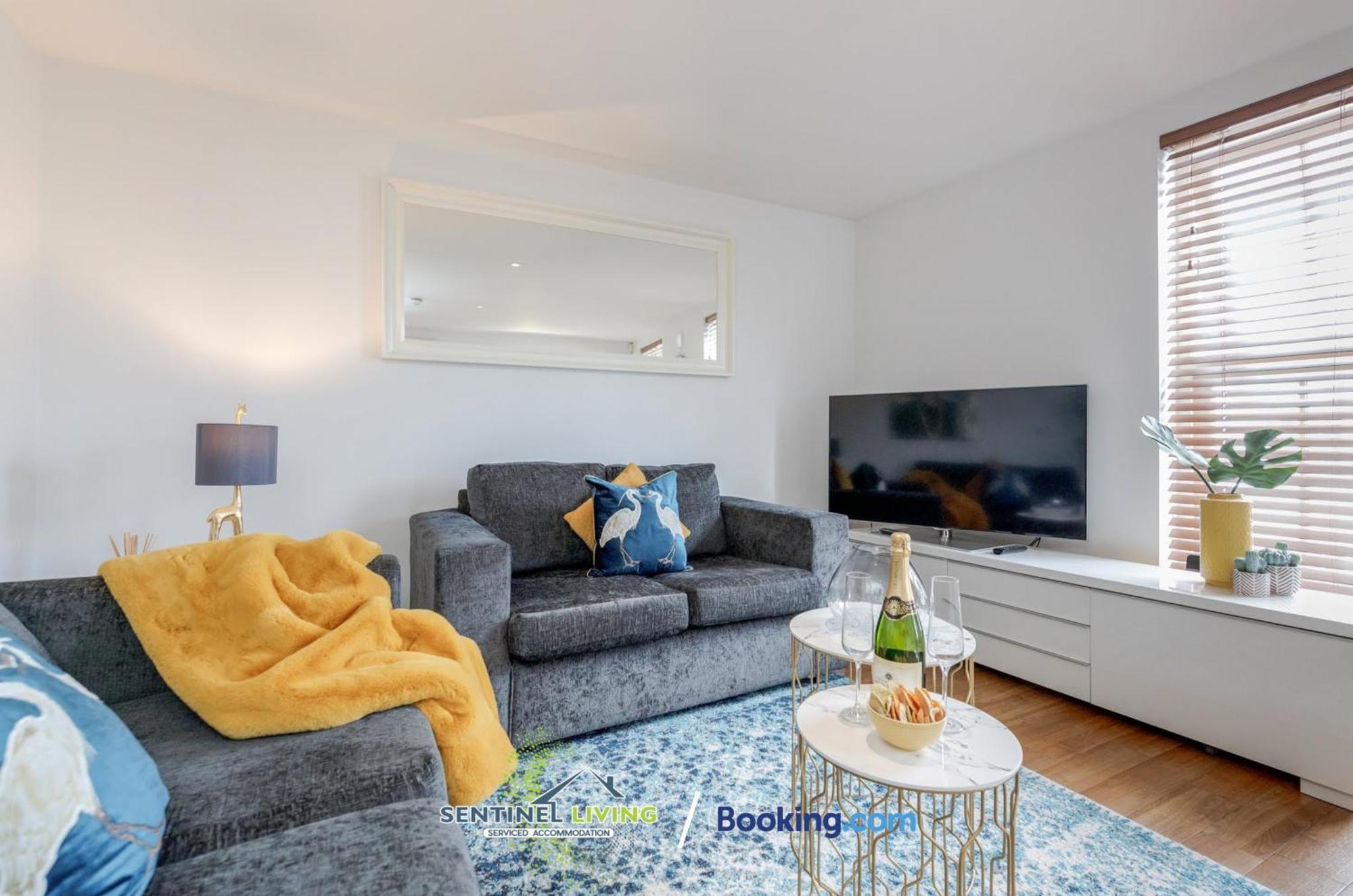 Sentinel: 2-bedroom Serviced With Free Wi-fi Apartment Windsor