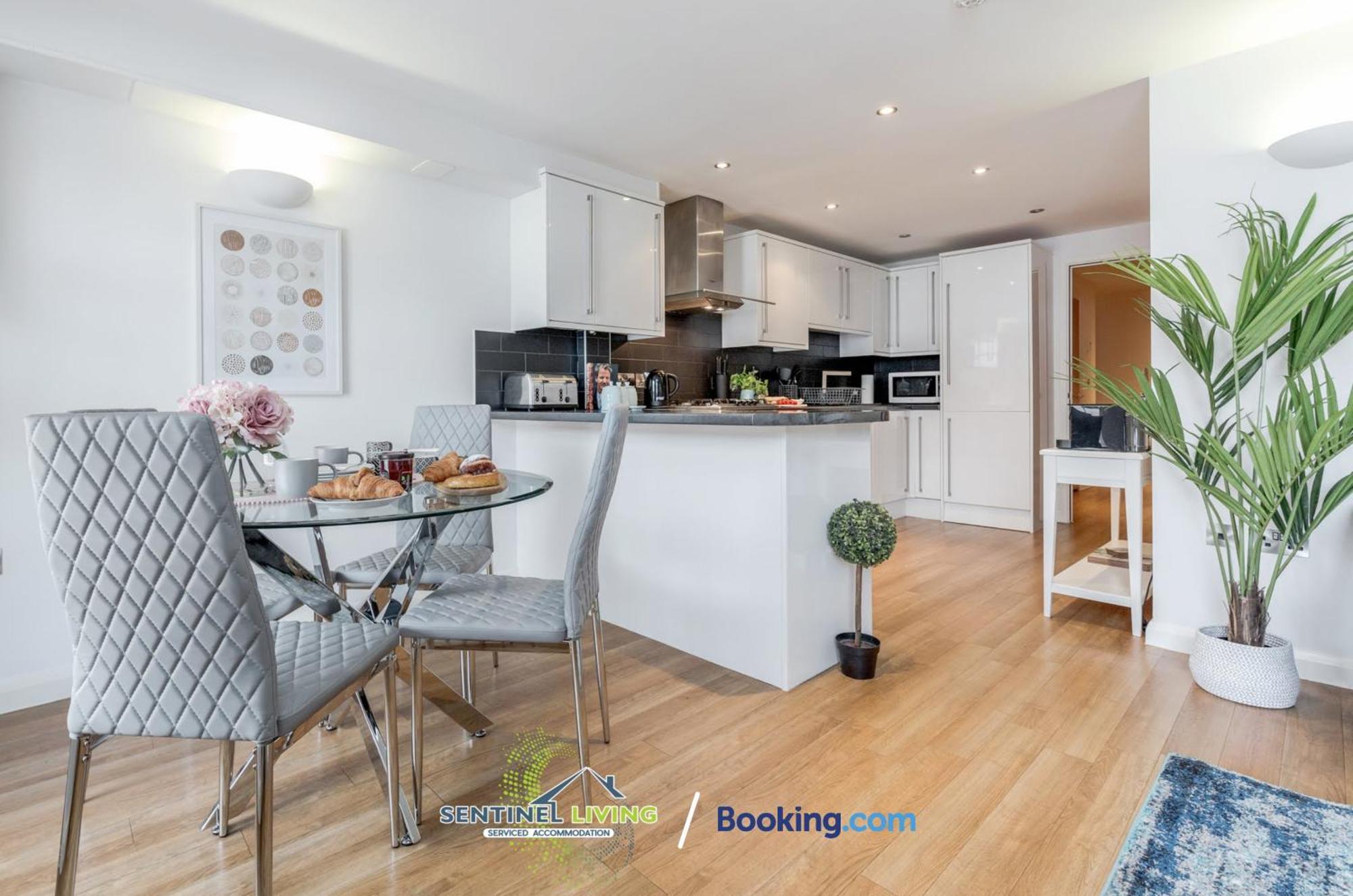 Sentinel: 2-bedroom Serviced With Free Wi-fi Apartment Windsor