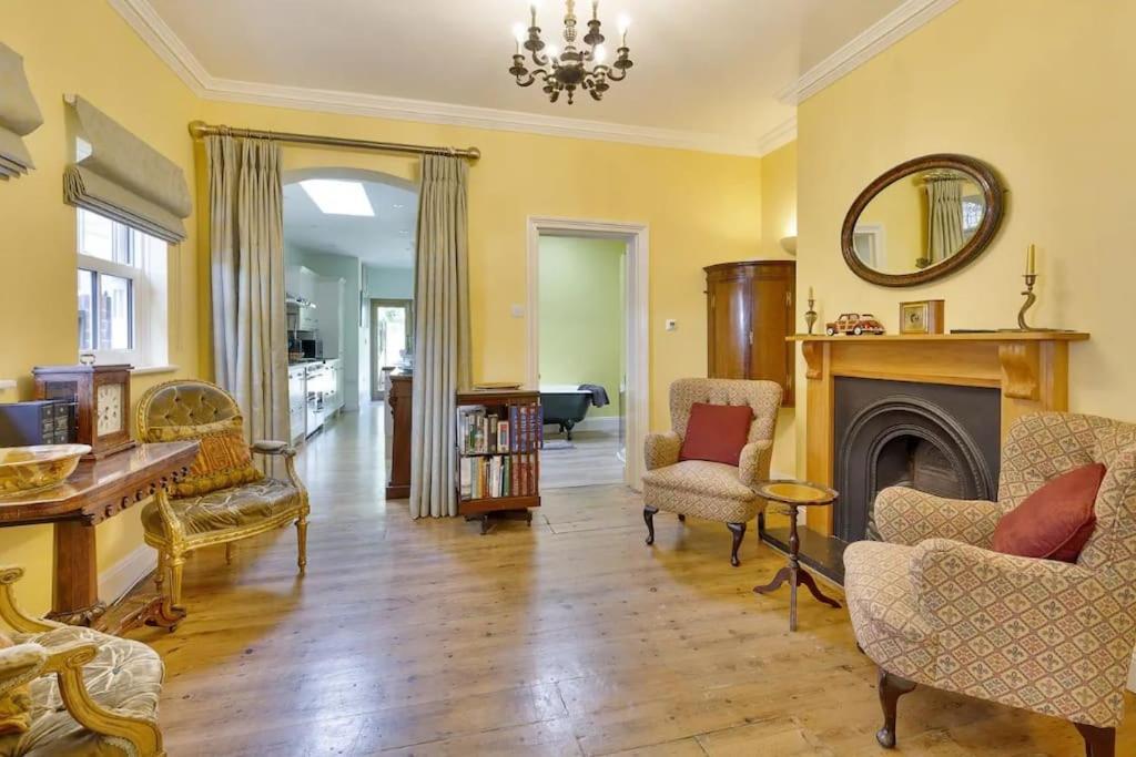 Windsor/legoland/ascot Charming 3br In Centre Villa *