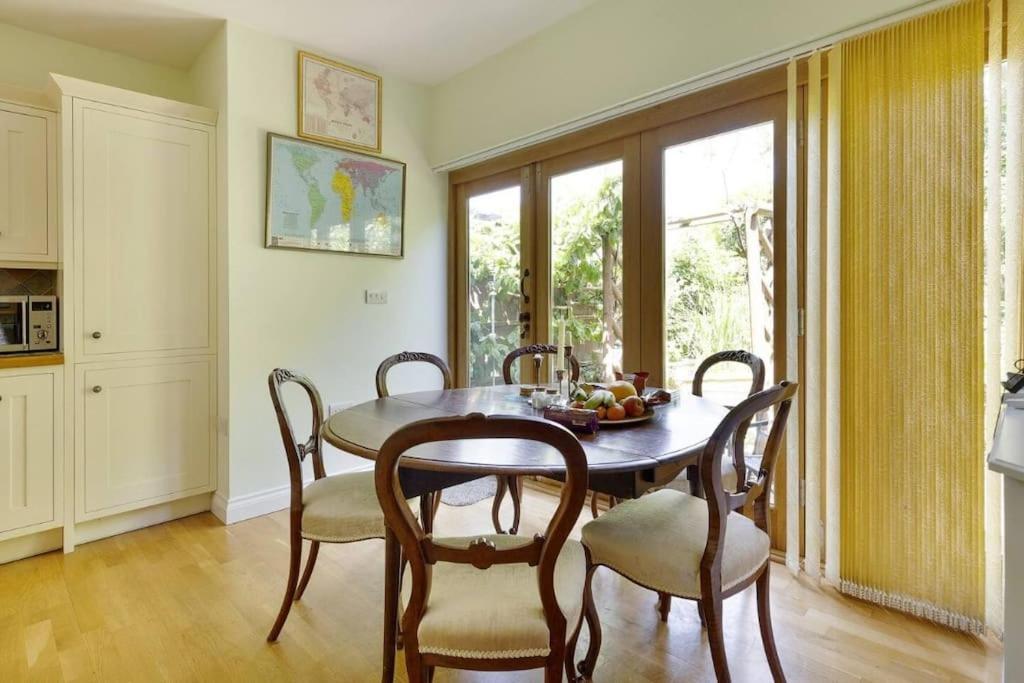 Windsor/legoland/ascot Charming 3br In Centre Villa