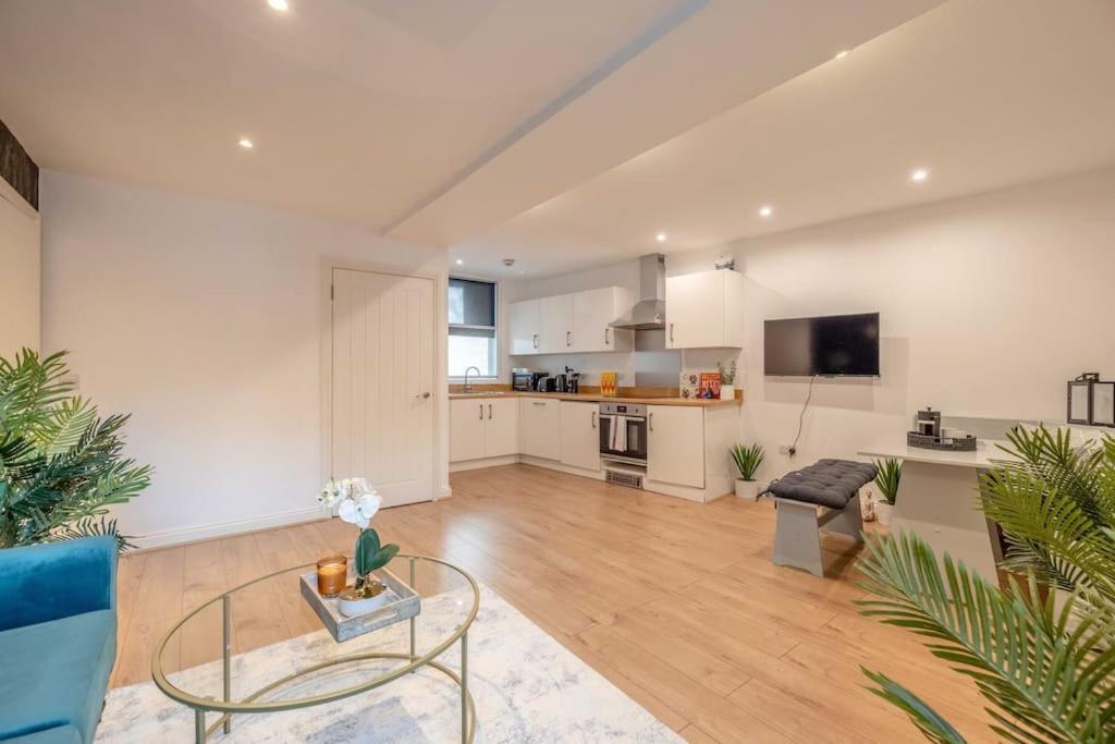 Apartment 1br Gem Windsor