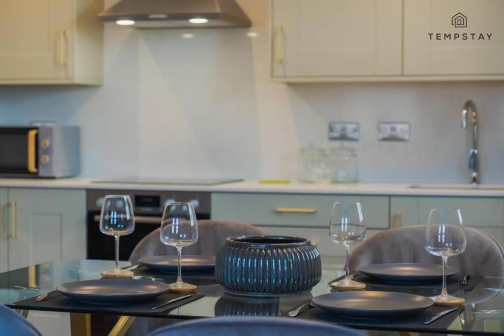 Stylish 2 Bed 2 Bath - Allocated Parking Apartamento *