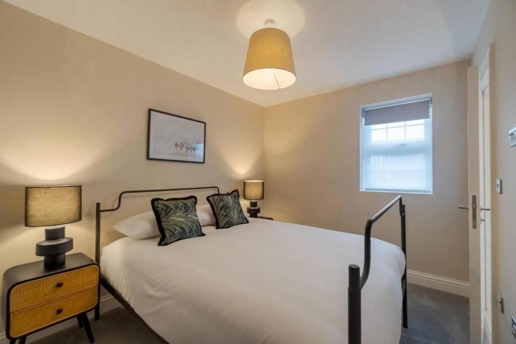 Stylish 2 Bed 2 Bath - Allocated Parking * Windsor