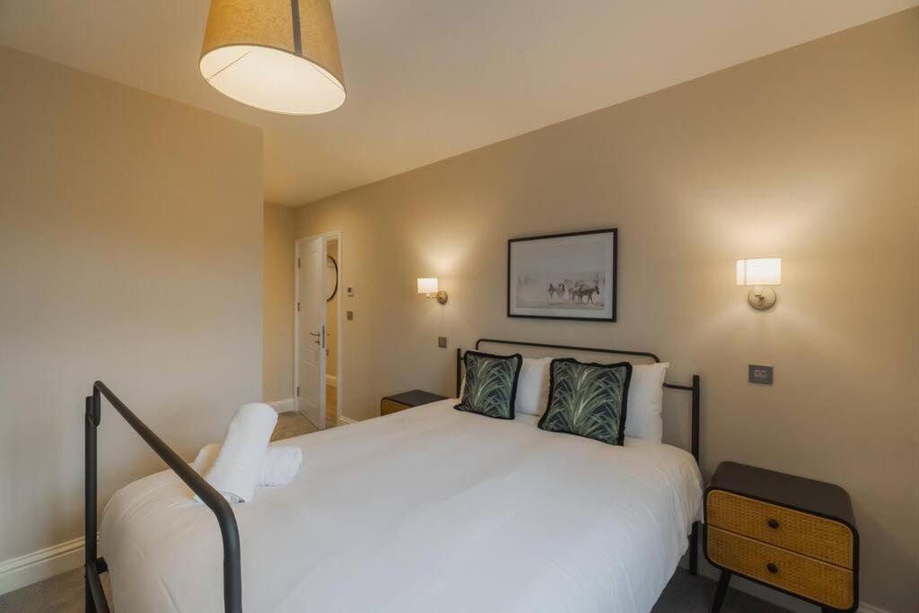 Apartment Chic 2 Bed Flat - Balcony - Allocated Parking Windsor