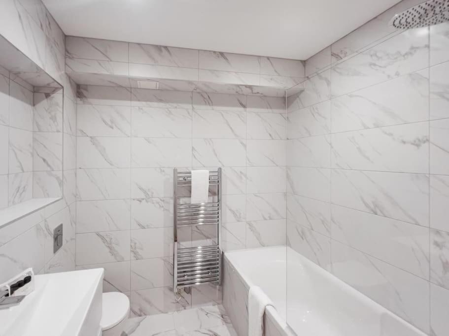 Castle Views - 2 Bed 2 Bath - Free Parking