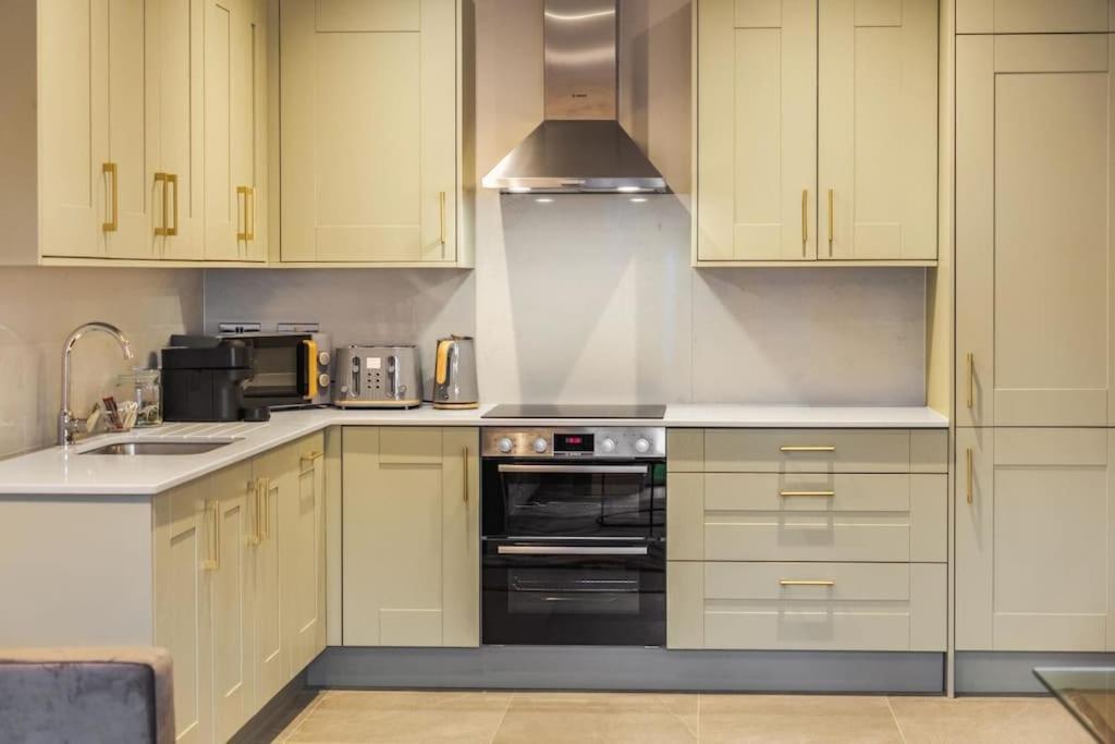 Castle Views - 2 Bed 2 Bath - Free Parking Apartment *