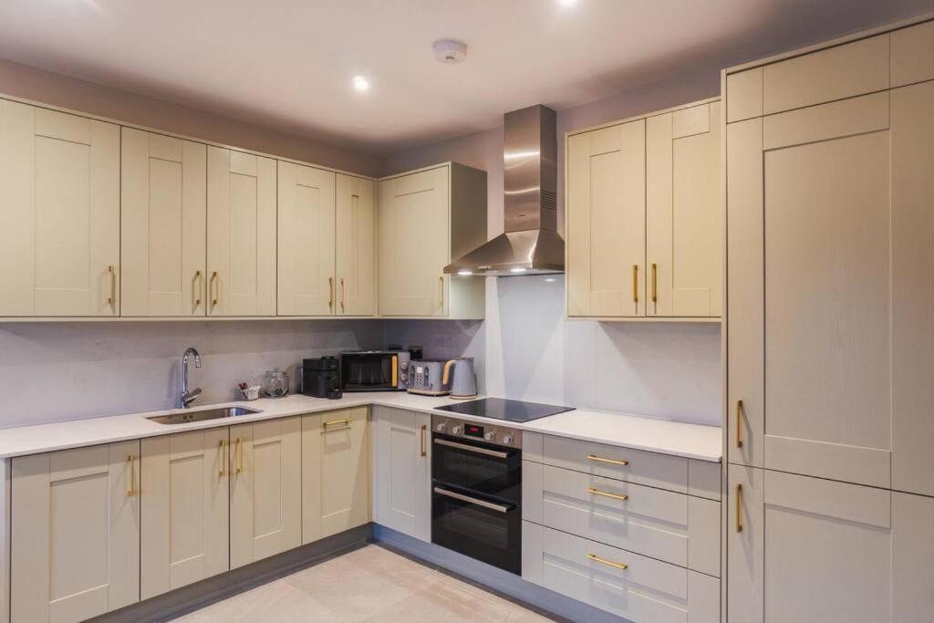 Castle Views - 2 Bed 2 Bath - Free Parking Apartment