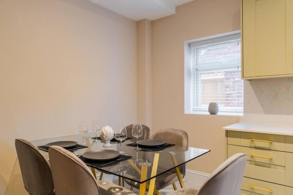 Holiday home 2br Gem, Private Parking & Private Garden *